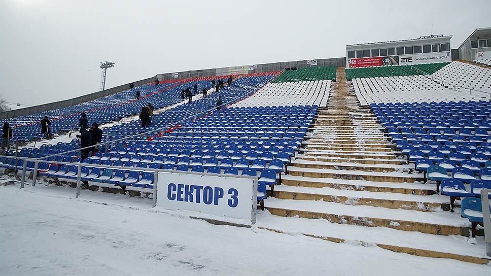 На расчистке стадиона от снега задействовано более 100 человек