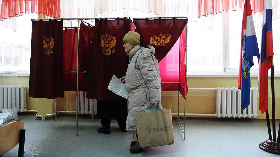 Во время выборов с избирательных участках приходили жалобы на нахождение посторонних и фиктивных наблюдателей
