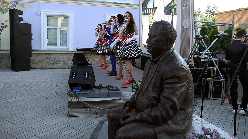 В сквере, который теперь носит имя Эльдара Рязанова, находится памятник кинорежиссеру, установленный 27 октября 2017 года.