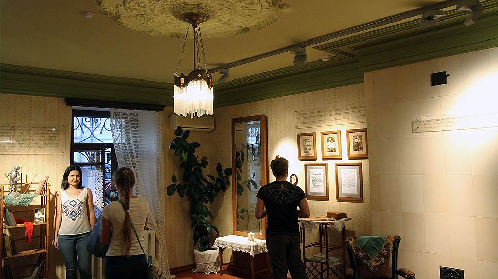 Центральное место занимает мемориальная комната семьи Эльдара Рязанова, восстановленная в ее первоначальных границах. В ней представлены предметы, передающие атмосферу того времени, когда будущий кинорежиссер здесь жил. 