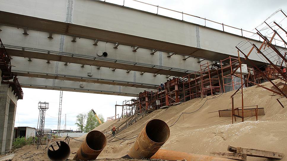 Одновременно продолжается работа на ул. Шоссейной, где возводятся вспомогательные сооружения при подготовке к бетонированию пролетного строения путепровода протяженностью 70,7 м