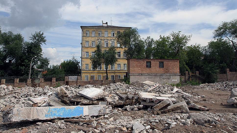 От большинства построек бывшего завода остались руины.