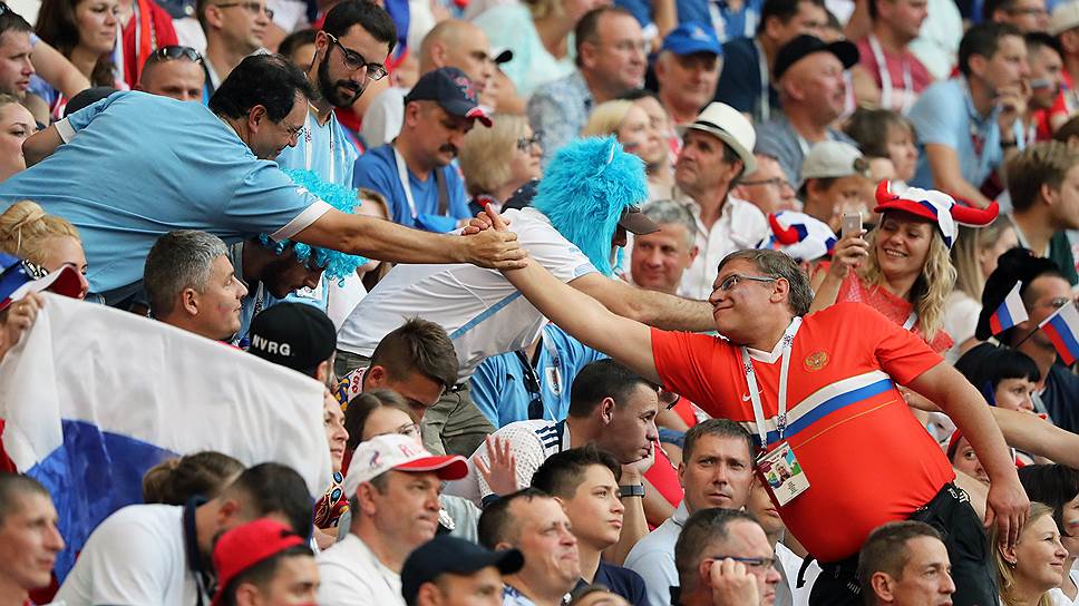 Фанаты из Уругвая и России на стадионе «Самара Арена»