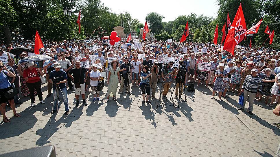 По информации второго секретаря местного горкома КПРФ Николая Бурмистрова, митинг собрал около 500 участников