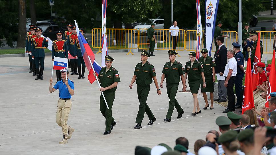 В составе сборной Вооруженных сил Российской Федерации выступят 17 спортсменов - 10 мужчин и 7 женщин.