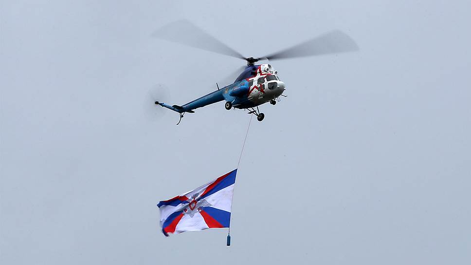 Для участников чемпионата, жителей и гостей города подготовили авиашоу с пролетом парадной колонны вертолетов с флагами на легендарных отечественных вертолетах Ми-2.