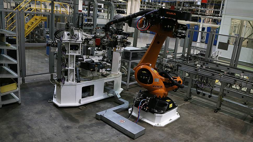 Производство двигателей. Роботы-манипуляторы на сборке.