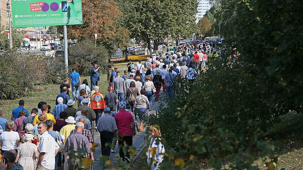 Собравшиеся следуют до музея по проспекту Ленина