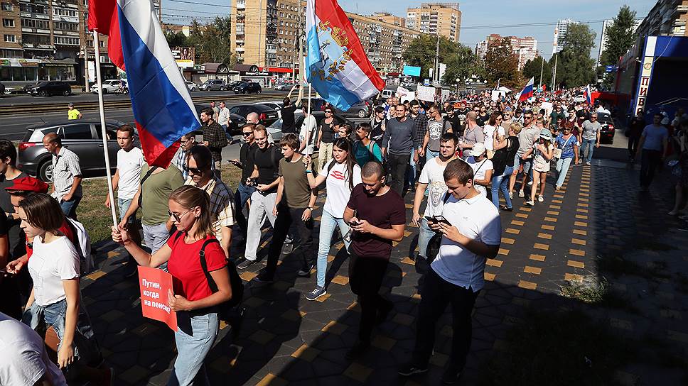 Протестующие идут по проспекту Ленина