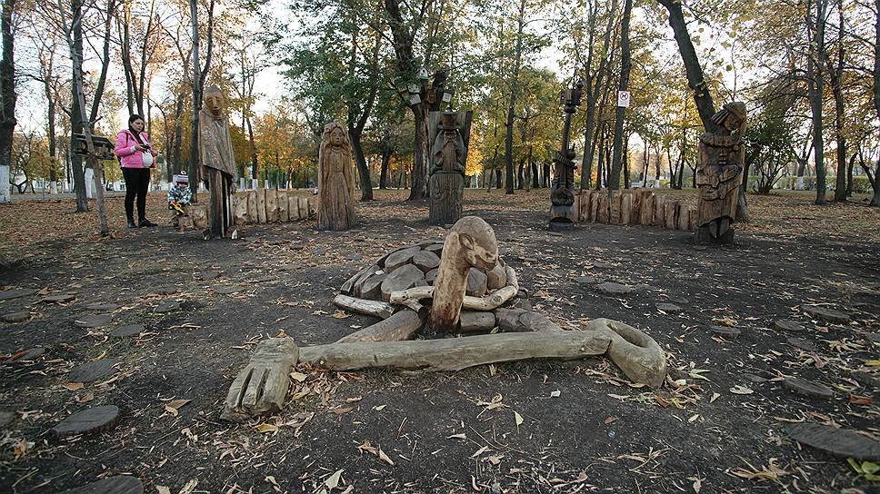 Деревянные скульптуры в парке Дружбы