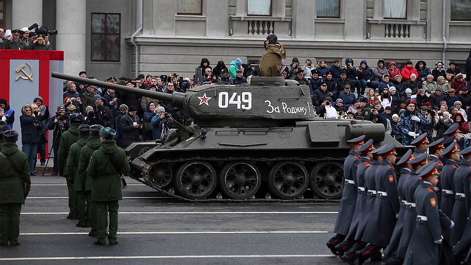 Легендарный танк Т-34 на площади Куйбышева