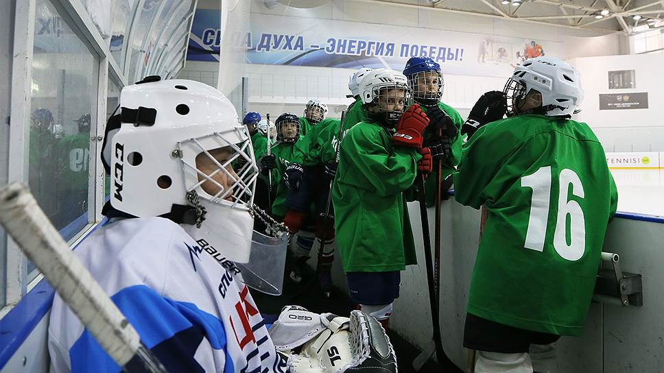 Юные хоккеисты готовятся выйти на лед