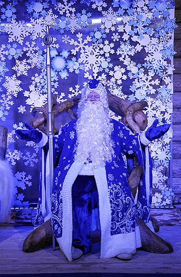 Самарский Дед Мороз в своей усадьбе на площади Куйбышева