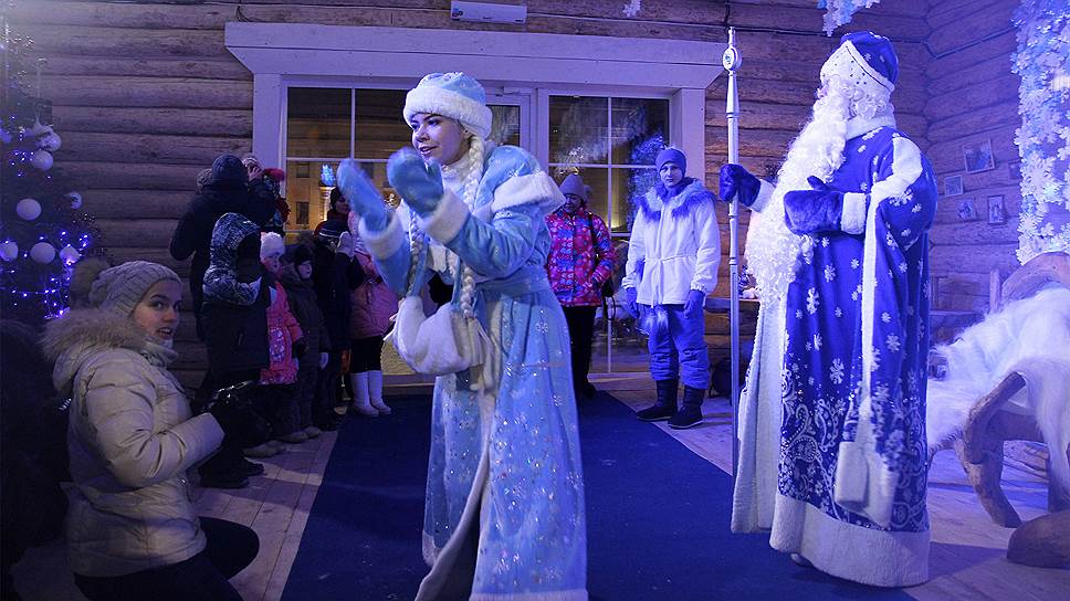 Дед Мороз и Снегурочка с ребятами в усадьбе на площади Куйбышева