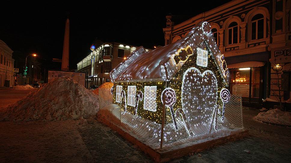 Новогоднее украшение на улице Ленинградской