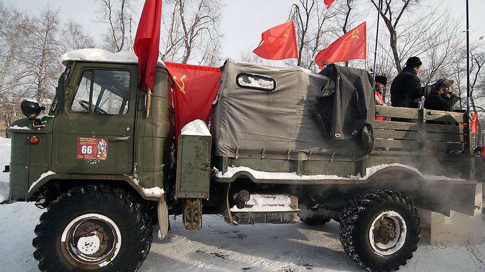 Желающие высказаться выступали с импровизированной сцене в кузове автомобиля ГАЗ-66