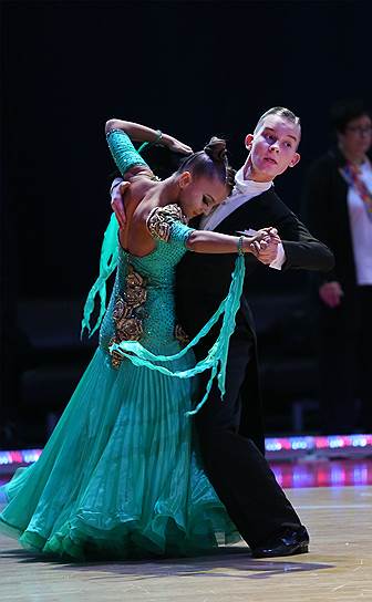 В европейской программе исполняются танцы медленный вальс, танго, венский вальс, медленный фокстрот и квикстеп