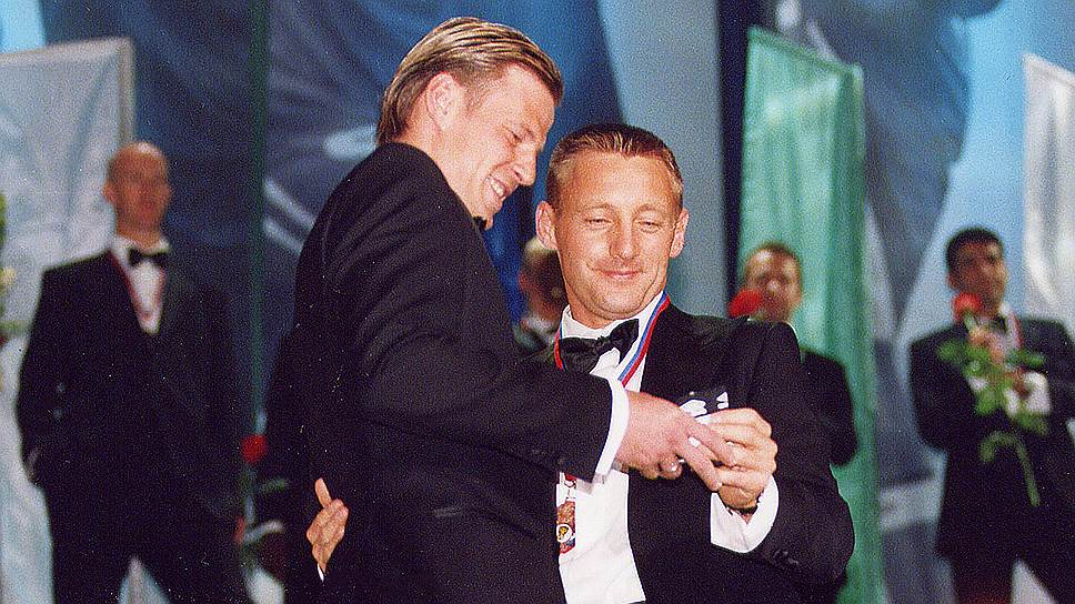 Андрей Каряка и Андрей Тихонов на церемонии награждения по итогам 2004 года, когда самарская команда стала бронзовым призером чемпионата страны