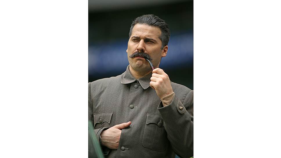 Самым ярким персонажем на скучном матче был болельщик в образе Сталина