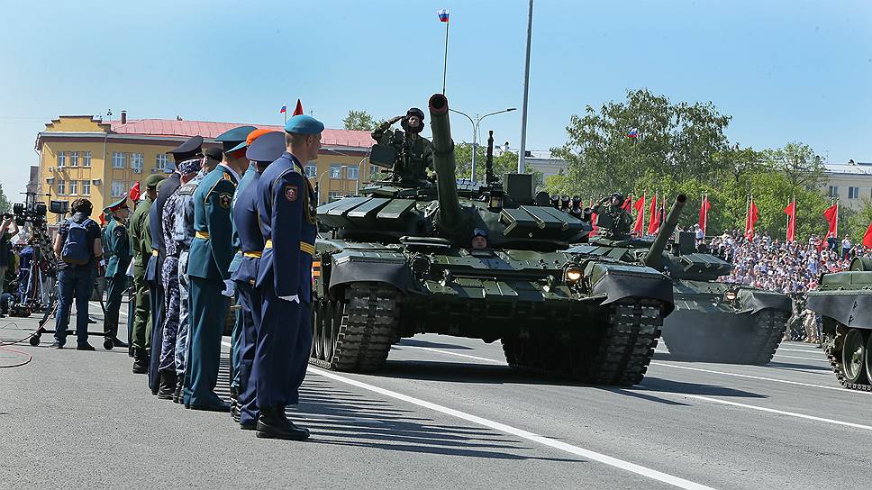 В парадном строю - танки Т-72Б3