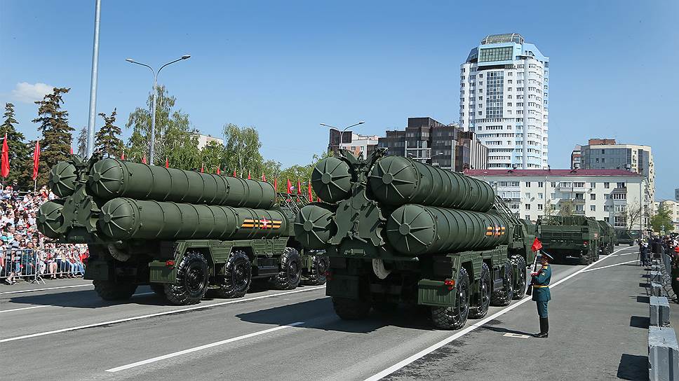Пусковые установки противовоздушной обороны «9С-300» проходят по площади Куйбышева