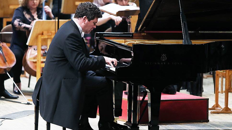 Также маэстро исполнил Концерт №4 для фортепиано с оркестром Сергея Рахманинова.