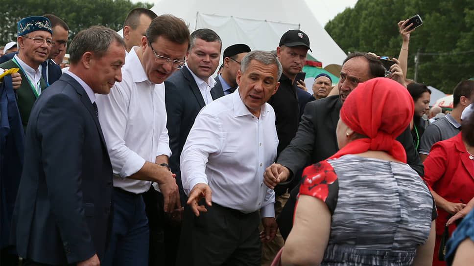 Мероприятие посетили губернатор Самарской области Дмитрий Азаров и президент Татарстана Рустам Минниханов, прилетевшие в отдаленное от крупных агломераций село на вертолете