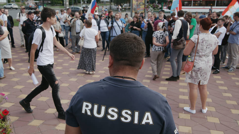 Каждый из участников пикета по очереди выходил с плакатом с лозунгом «Верните Москве выборы», «Свободу политическим заключенным» и т.д. 