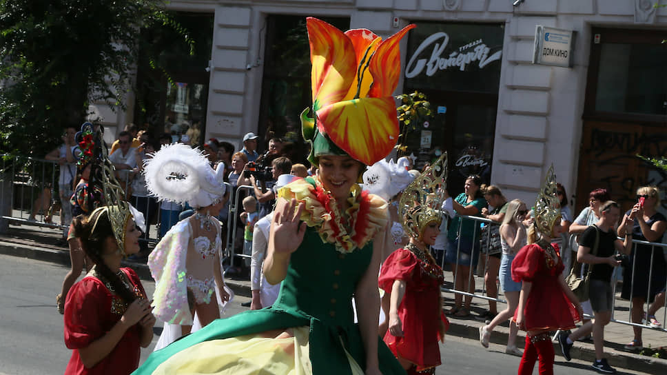 Сотни жителей города в цветочных костюмах приняли участие в параде. 