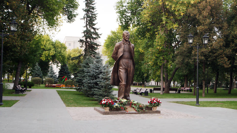 В канун Дня города в Самаре открылся памятник композитору Дмитрию Шостаковичу. Автором изваяния стал Зураб Церетели.