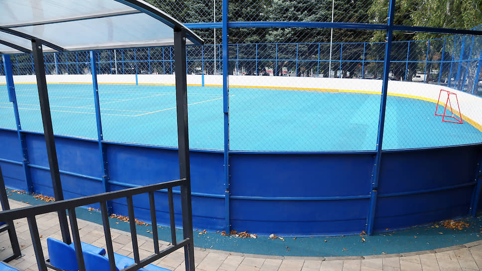 Каскад спортивных площадок в сквере включает обновленную хоккейную коробку.