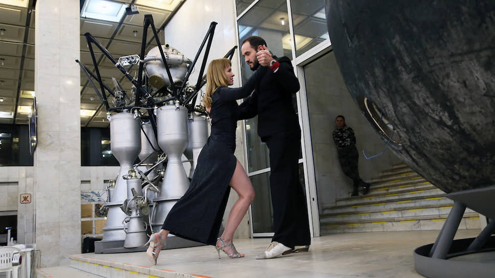 Эффектная танцевальная пара исполнила танго на фоне техники, побывавшей в космосе.