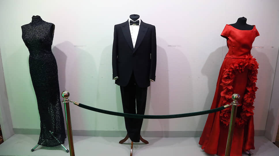 В экспозиции были представлены образцы мужской и женской одежды.
