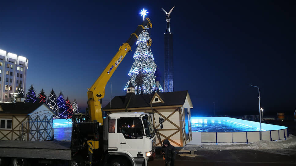Новогодняя Елка Устанавливается Новогодняя Елка Устанавливается