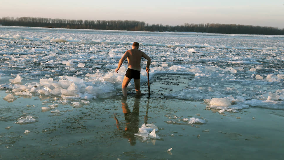 Смельчак, купающийся в ледяной воде