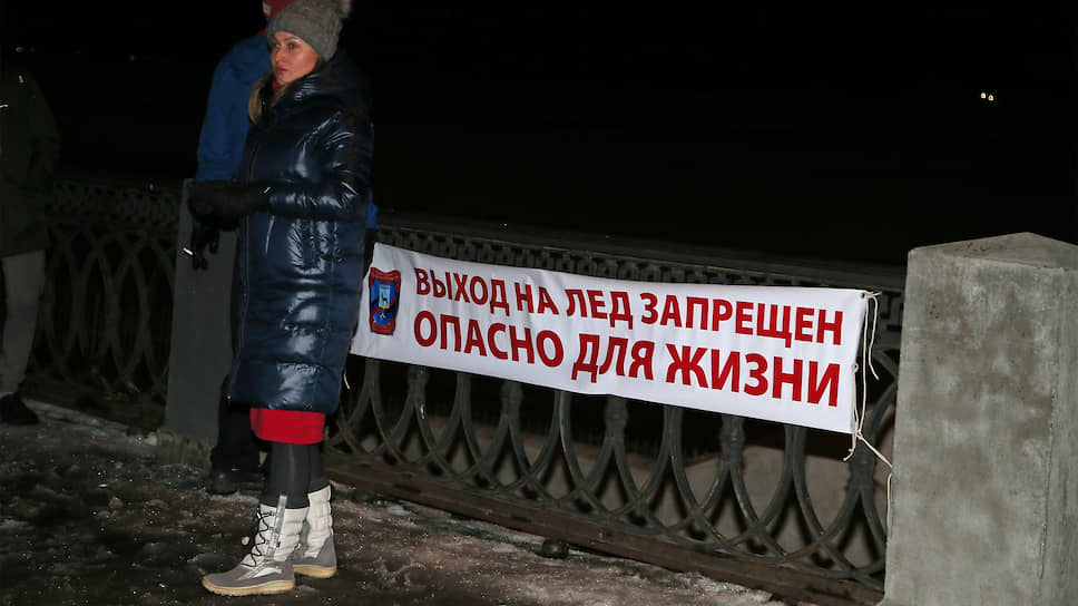 МЧС по Самарской области заявило, что в этом году традиционных крещенских купелей на Волге не будет: лед слишком тонкий.
