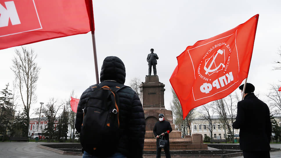 Памятник Владимиру Ленину установлен на площади Революции в 1927 году