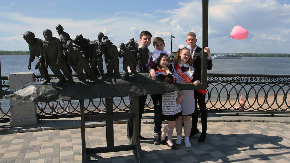 Памятник легендарной картине Ильи Репина «Бурлаки на Волге» на самарской набережной