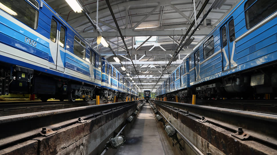 Это современная, продвинутая модификация поездов метро 81-717/714, которые широко используются в России, СНГ, Восточной Европе. На транспортном жаргоне эти поезда зовутся «номерными».