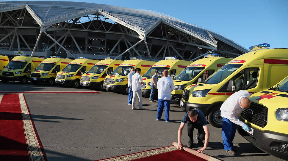 Машины скорой медицинской помощи перед стадионом.
