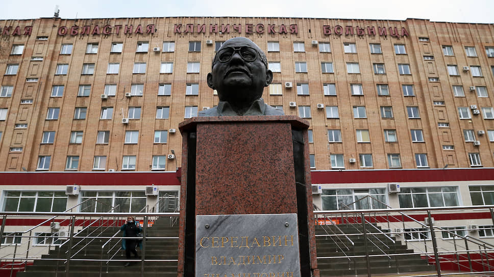 Бюст бывшему главврачу Самарской областной больницы Владимиру Середавину, имя которого носит больница.