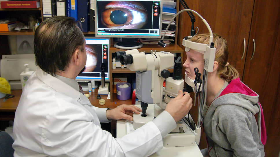 Пациент во время приема у врача-офтальмолога.