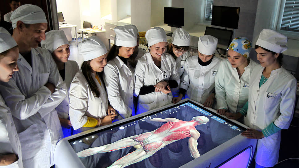Студенты Самарского медуниверситета изучают анатомию человека при помощи анатомического стола.