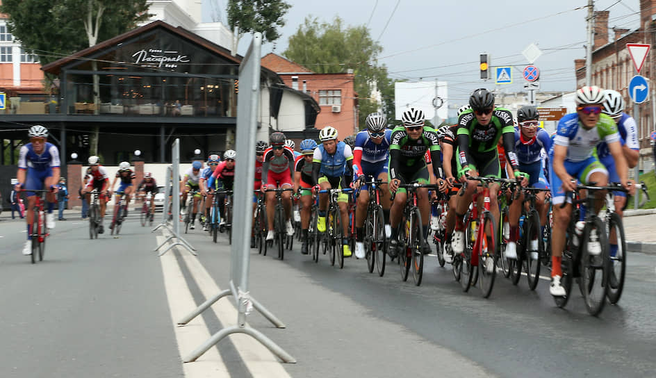 В соревнованиях приняли участие около 140 велогонщиков из 28 регионов страны.