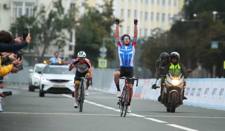 Победитель групповой гонки на 170 км Сергей Шилов из Санкт-Петербурга.
