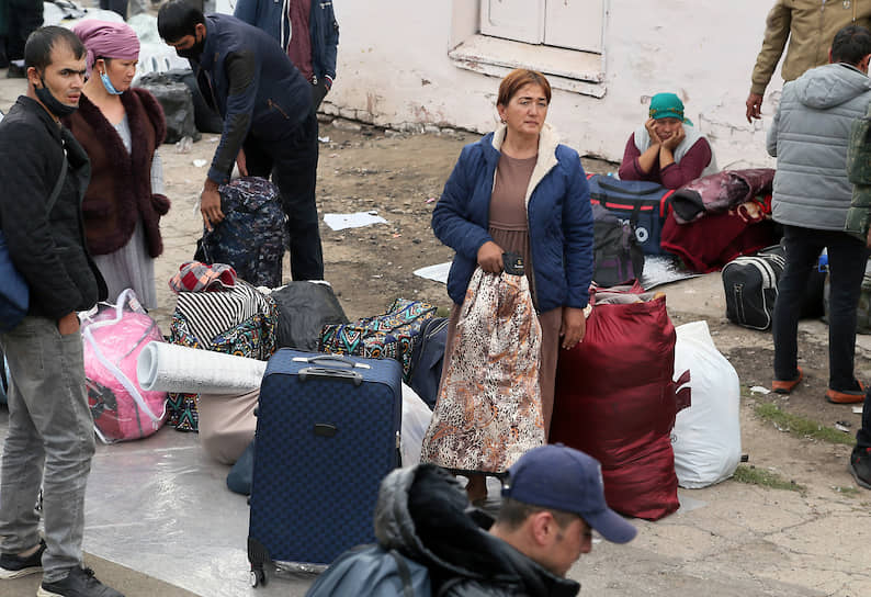 В течение нескольких дней иностранцам пришлось привыкать к «жизни на чемоданах» в буквальном смысле.