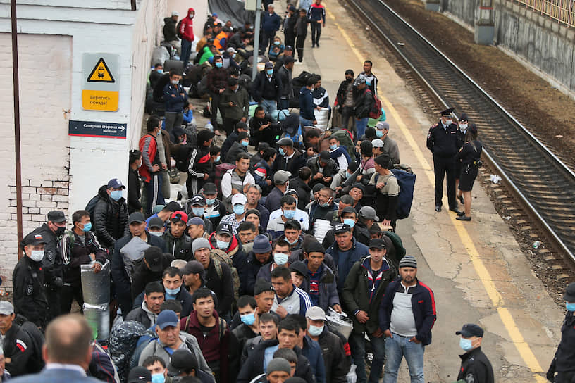 250 человек обустроили на платформе временный лагерь до прибытия поезда. 