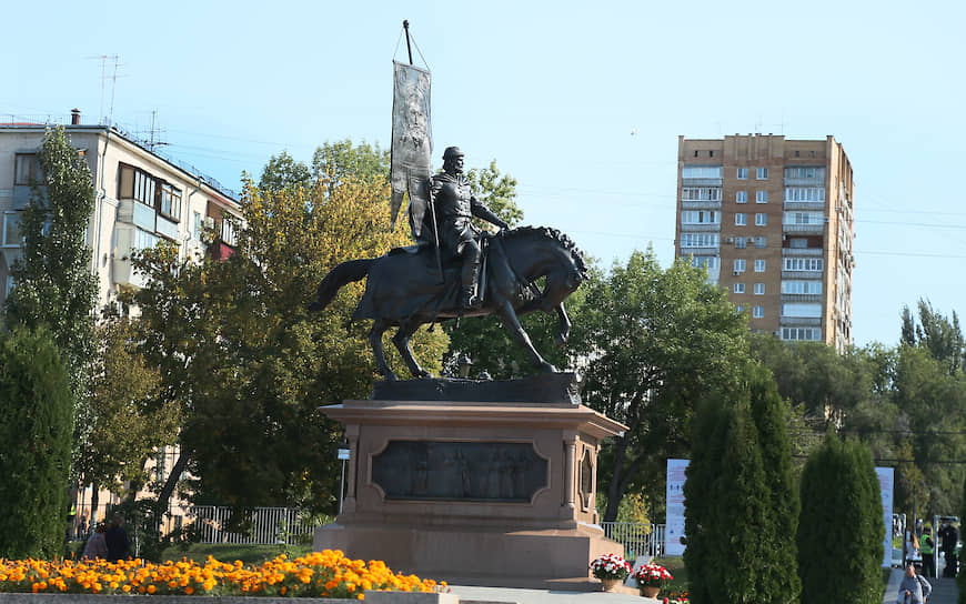 Празднество развернулось и на площадках возле памятника основателю Самары, князю Григорию Засекину.