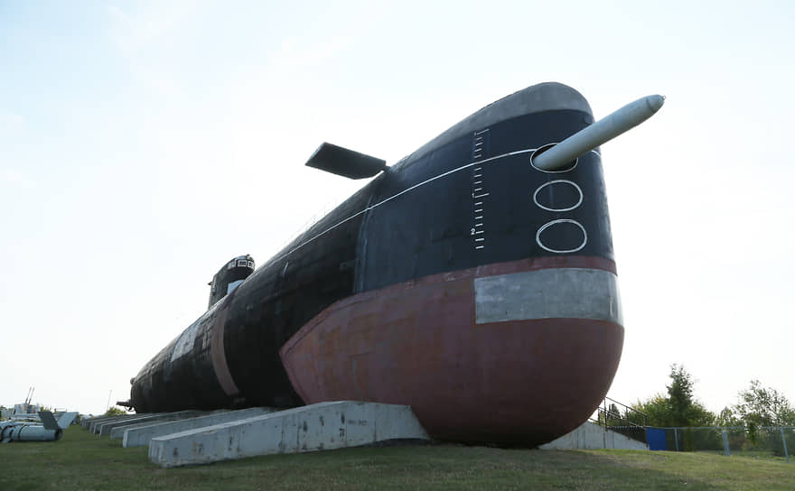 Это единственная подводная лодка в мире, совершившая пятикилометровое путешествие по суше до места экспозиции.