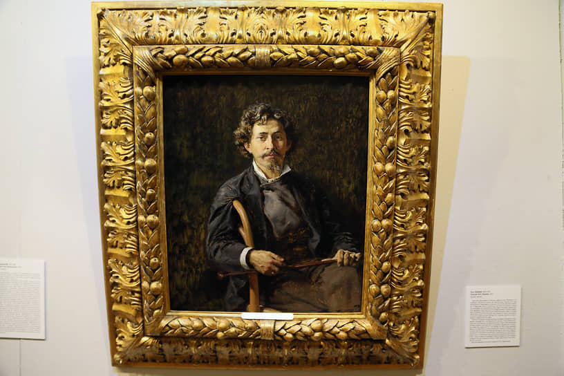 Среди работ представлен портрет Ильи Репина авторства Василия Поленова.